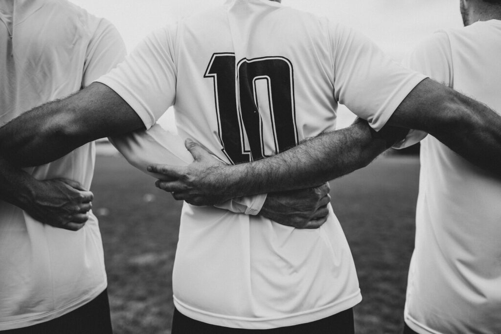 サポーターは12番？サッカーの背番号の意味やポジションとの関係を解説