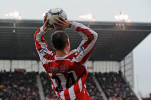 サッカーのスローインとは？ロングスローの特徴も紹介！