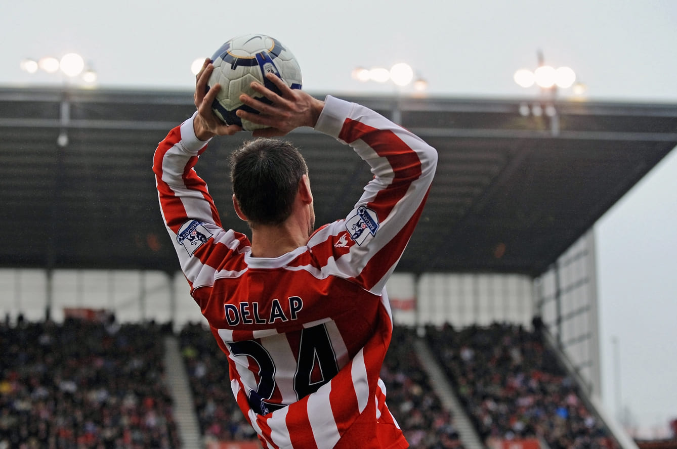 サッカーのスローインとは？ロングスローの特徴も紹介！